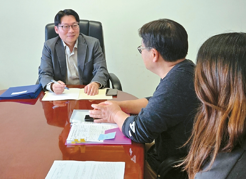 윤주호 CPA가 고객들에게 암호화폐 증여와 세금에 대해 설명하고 있다. [업체 제공]