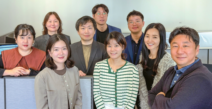 MOUNTAIN, LLP 대표 엄기욱(맨 오른쪽) CPA와 직원들이 함께 자리했다. 김상진 기자