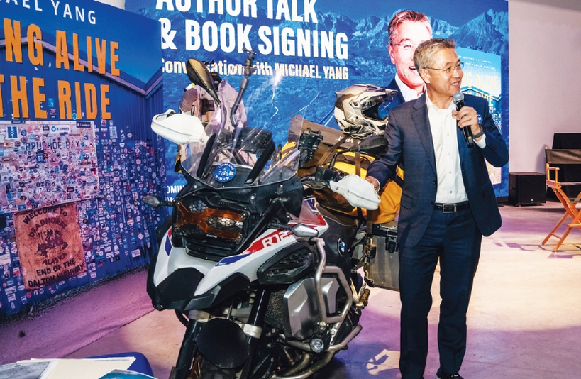 마이클 양 대표가 모터사이클옆에서 삶의 의미를 이야기하고 있다.