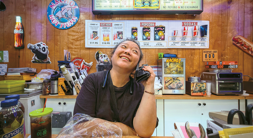 주디 김씨가 아버지 김수웅씨와 가디나 시네마에서 전화 통화를 하고 있다. 