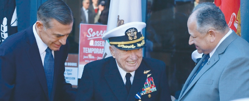 지난 2024년 1월 SD 항공우주박물관에서 열린 로이스 윌리엄스(가운데) 예비역 대령동상 제막식에 참석한 대럴 이사 연방하원의원(왼쪽). [대럴 이사 연방하원의원 홈페이지 캡처]