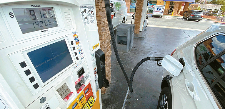 일, 월요일에 주유하는 것이 가장 저렴한 것으로 나타났다. 한 주유소에서 SUV 주유 가격이 91달러를 넘어선 모습. 박낙희 기자