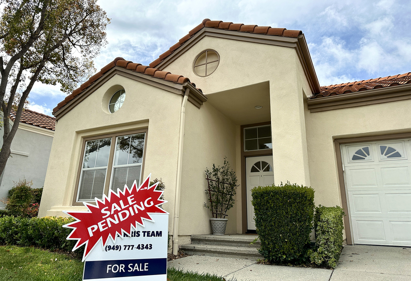 금리 하락 영향으로 지난달 기존 주택 거래가 증가한 것으로 나타났다. OC지역 한 주택에 '매매 진행 중' 안내 표시가 내걸려 있다. 박낙희 기자