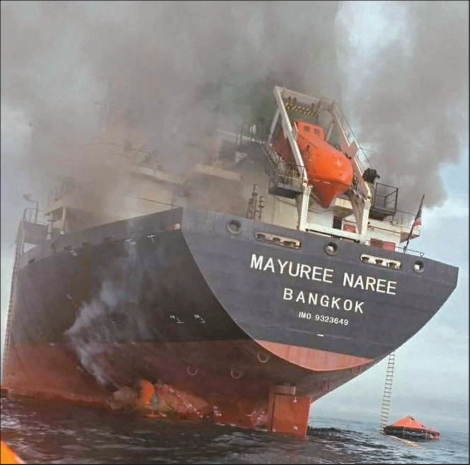 11일(현지시간) 호르무즈 해협에서 태국 화물선 ‘마유리 나리’호가 이란 혁명수비대의 공격을 받아 검은 연기가 피어오르고 있다. 승무원 20명은 구조됐고, 나머지 3명은 수색 중이다. 이날 호르무즈에서는 상선 4척이 피격됐다.[로이터] 