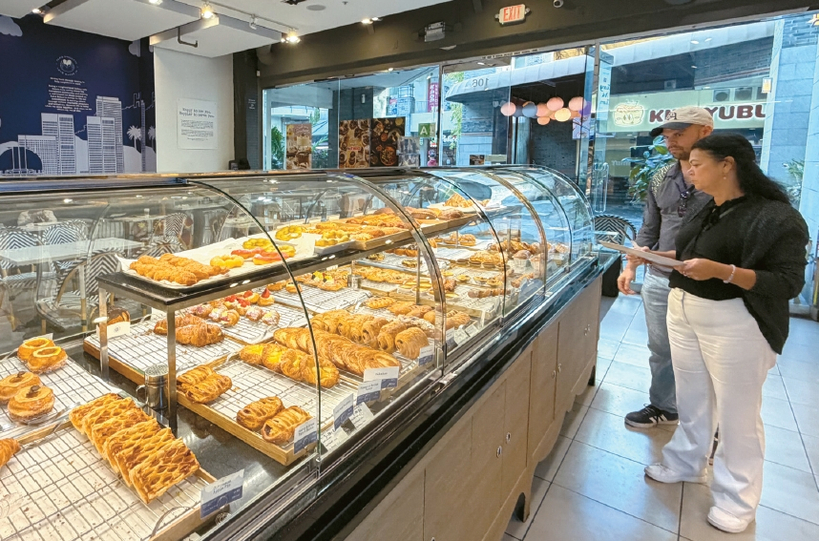 K베이커리의 한국과 미국의 가격 인하 정책 달라 논란이 되고 있다. LA 지역 파리바게뜨 매장(위)과 OC 지역 뚜레쥬르 매장(아래)). 박낙희 기자