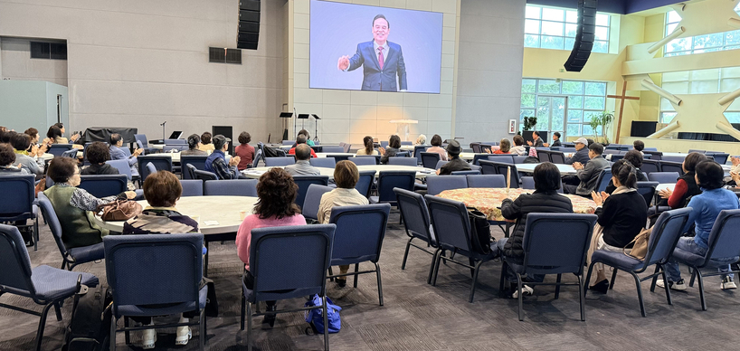 풀러턴 은혜한인교회 부설 은혜평생교육대학(이하 은평대)이 지난 4일 봄학기를 시작했다. AI, 영어, 탁구 등 14개 강좌가 제공되는 봄학기 수업은 5월까지 총 11주 동안 매주 수요일 오전 9시~11시 45분까지 진행된다. 추가 등록은 18일까지 할 수 있다. 문의는 전화(714-496-1646)로 하면 된다. 개강식 참석자들이 은평대 학장인 한기홍 담임목사의 환영사를 듣고 있다. [은평대 제공]