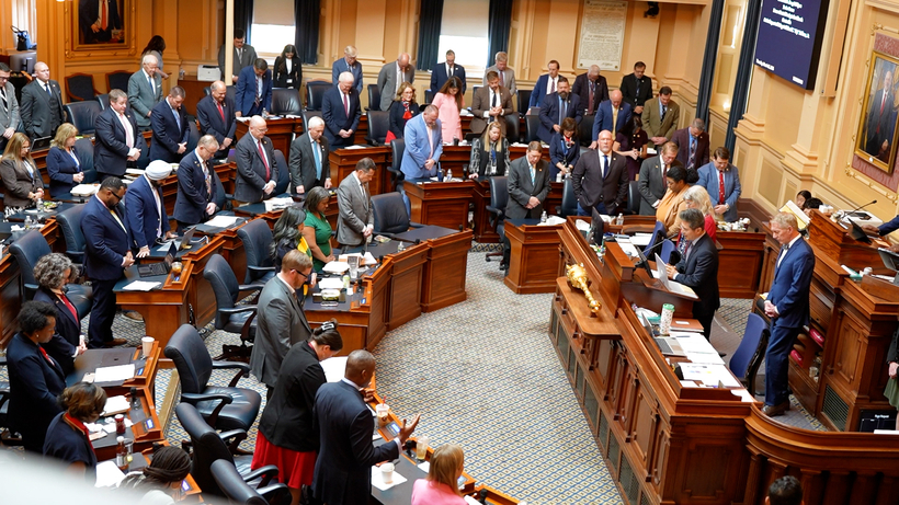 류응렬 와싱톤중앙장로교회 담임목사가 버지니아주 하원 개회 기도를 하고 있다.