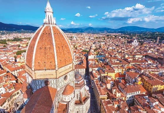 피렌체 대성당의 붉은 돔이 도시 전경 위로 우뚝 솟아 있고, 테라코타 지붕이 빼곡한 구시가지가 르네상스의 풍경을 펼쳐 보인다.