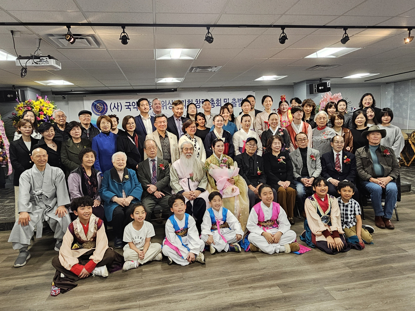 국악진흥회 워싱턴지회 창립총회에 참석자들이 한 자리에 모여 기념촬영을 하고 있다.