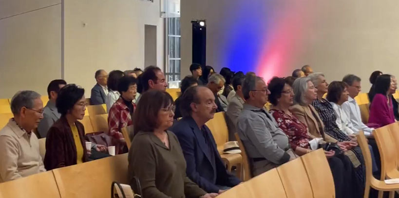 한미가정상담소(이사장 수잔 최)는 지난 7일 채프먼 대학교 지구•컴퓨팅•인간•관측 연구소(이하 ECHO)와 함께 대학 캠퍼스 내 인터페이스 센터에서 명상 세미나를 개최했다. '온 우주가 당신 안에 있다'란 주제로 열린 세미나엔 한인도 다수 참여했다. 참석자들이 유명 강사들의 시범을 따라 하며 명상하고 있다. [한미가정상담소 제공]