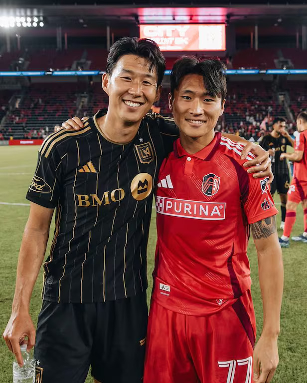 LAFC의 손흥민(왼쪽)과 세인트루이스 시티 SC 소속 정상빈이 지난해 9월 MLS 정규리그 경기 이후 만나 인사를 나눴다. 