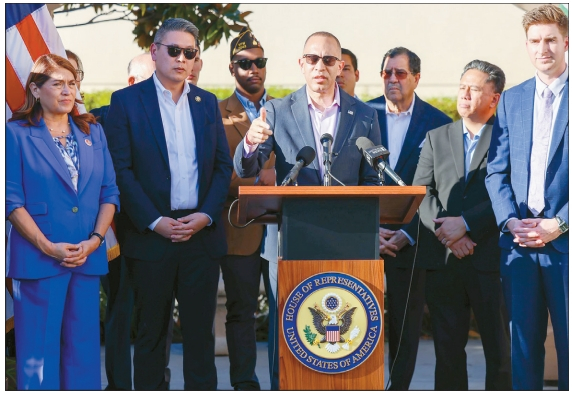 하킴 제프리스(마이크 앞에 선 이) 민주당 하원 원내대표가 부에나파크 시청에서 연설하고 있다. 제프리스 원내대표 왼쪽으로 데릭 트랜 연방 하원의원, 섀런 쿼크-실바 가주 하원의원. [데릭 트랜 의원실 제공] 