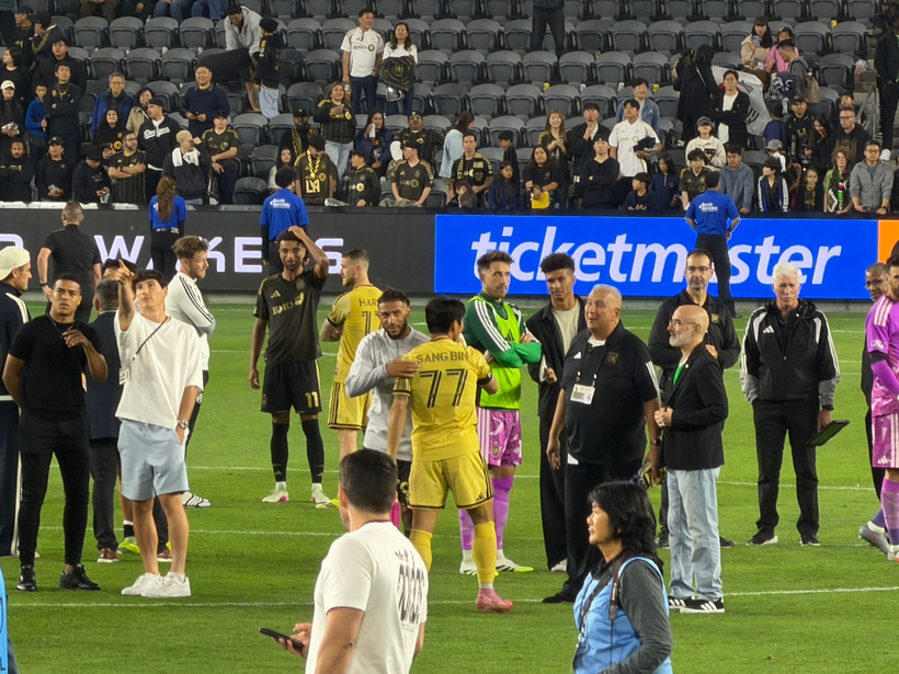 정상빈(77번)이 경기 종료 후 LAFC의 드니 부앙가와 인사를 나누고 있다.