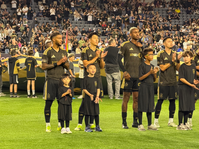 손흥민이 동료 선수들과 그라운드에 입장했다. 손흥민 왼쪽에는 흥부 듀오인 드니 부앙가가 나란히 서있다.