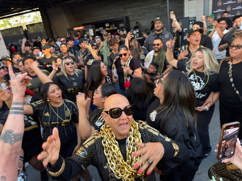 LAFC 서포터스 그룹 '3252'가 킥오프를 한 시간 앞둔 현재 BMO 스타디움 내에서 응원 연습을 한창 진행 중이다. 