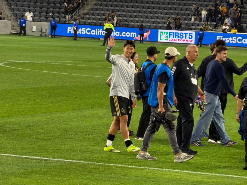 손흥민이 경기 종료 후 관중들에게 인사를 하고 있다.