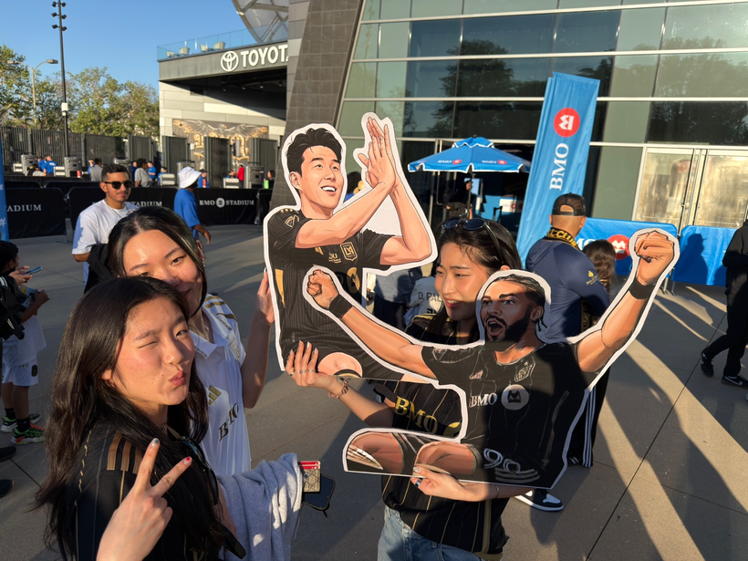  한인 축구 팬들이 LAFC-세인트루이스 경기가 펼쳐지는 14일 '흥부 듀오'로 알려진 손흥민과 드니 부앙가의 입간판을 들고 BMO 스타디움을 찾았다.
