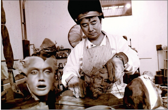 스튜디오에서 작업 중인 조각가 장정용씨. [장정용씨 제공]