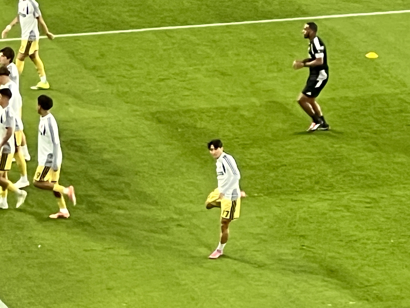 정상빈 선수가 킥오프 25분 전, 그라운드에 나와 동료 선수들과 몸을 풀고 있다. 