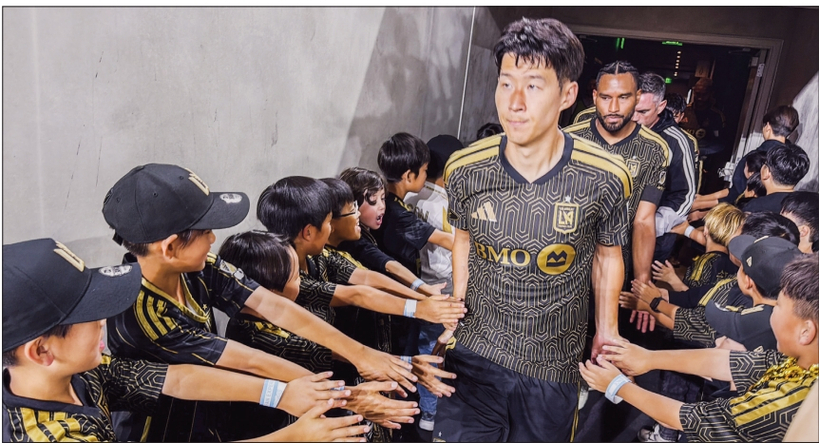 LAFC의 손흥민이 지난 14일 BMO 스타디움에서 열린 세인트루이스 SC와의 후반전 경기를 위해 그라운드에 들어서며 몬테비스타 초등학교 한인 학생들과 손을 마주치고 있다. 