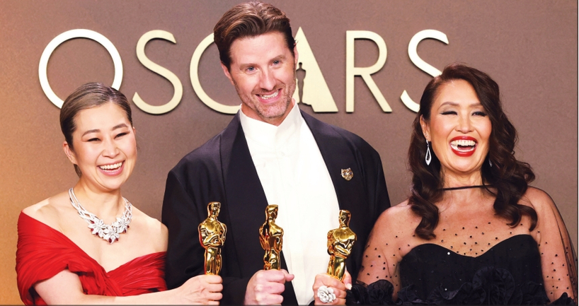 지난 15일 할리우드 돌비극장에서 열린 제98회 아카데미 시상식에서 ‘케이팝 데몬 헌터스(KPop Demon Hunters)’가 장편 애니메이션상을 수상했다. 공동 연출을 맡은 매기 강 감독은 이 상을 받은 첫 번째 한국계 연출가로 기록됐다. ‘케이팝 데몬 헌터스’에서 걸그룹 헌트릭스가 부른 OST ‘골든(Golden)’도 ‘주제가상’ 부문에 후보로 올랐다. 시상식에서 수상한 뒤 포즈를 취한 매기 강(왼쪽부터) 감독, 크리스 아펠한스 감독, 미셸 L.M. 웡 프로듀서. [로이터]