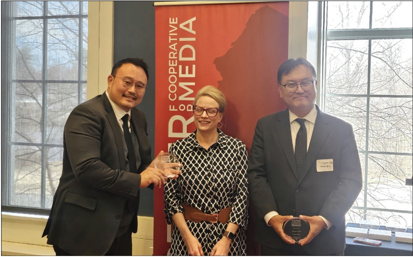 지난 13일 뉴저지주 트렌턴‘더 칼리지 오브 뉴저지(TCNJ)’에서 진행된 소수계.커뮤니티 기념 시상식에서 2026 미디어챔피언상을 수상한 뉴욕중앙일보. 대표로 참석한 차용백 부장(왼쪽 끝)이 소감 발표 후 기념 촬영을 하고 있다