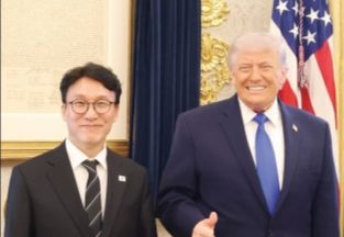 13일 백악관에서 도널드 트럼프 대통령(오른쪽)과 회동한 김민석 대한민국 국무총리.