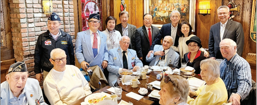 보수논객 고든 창 변호사가 지난 7일 뉴저지주 코치 하우스 디너에서 한국전참전용사협회(KWVA) 소속 참전용사와 가족들을 초청해 식사를 대접했다. 창 변호사는 이날 KWVA에 2000달러 규모 기부금도 전달했다. [KWVA]