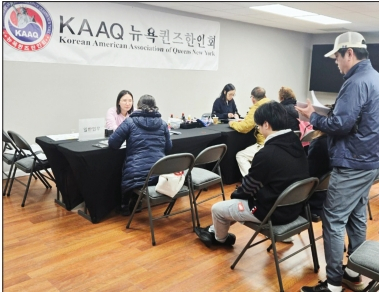퀸즈한인회(회장 이현탁)는 지난 12일 퀸즈한인회 회의실에서 뉴욕총영사관 민원실과 함께 3월 순회영사서비스를 실시했다. 이날 현장에서 100여명의 지역 주민들이 여권갱신과 병역, 국적상실신고 등 실질적인 도움을 받았다. [퀸즈한인회]