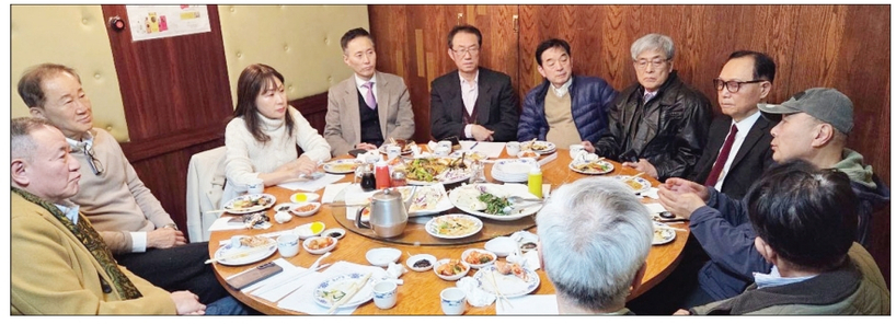 뉴욕한인세탁협회는 15일 거성 식당에서 정기 이사회를 열고 주요 현안을 논의하고 의결했다. 회원사들의 보험 부담을 줄이기 위해 보험 공동가입 추진 방안, 시 빌딩국(DOB)과의 미팅 추진 등에 대한 의견을 나눴고 뉴욕경제단체협의회(직능단체협의회)는 탈퇴하기로 결정했다. [뉴욕한인세탁협회]