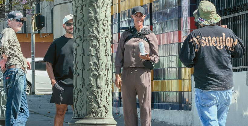 유튜버들이 16일 오후 12시 40분쯤 김스전기 주차장 입구에서 서성이며 오가는 한인들을 무단 촬영하고 있다. 김상진 기자