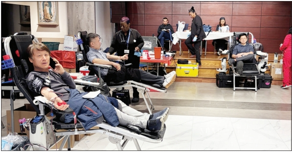 뉴욕시에서 위급환자 수술 시에 필요한 혈액이 크게 부족한 상황 속에 지난 15일 플러싱 퀸즈한인성당에서 헌혈 행사가 진행됐다. 약 40명이 헌혈에 동참했으며, 퀸즈성당 간호사협회가 봉사에 참여했다. [한인권익신장위원회]