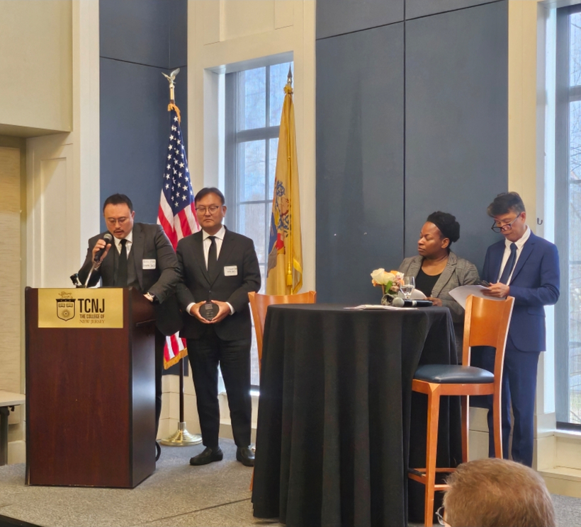 뉴욕중앙일보 대표로 참석한 차용백 부장이 수상 소감을 발표하고 있다.