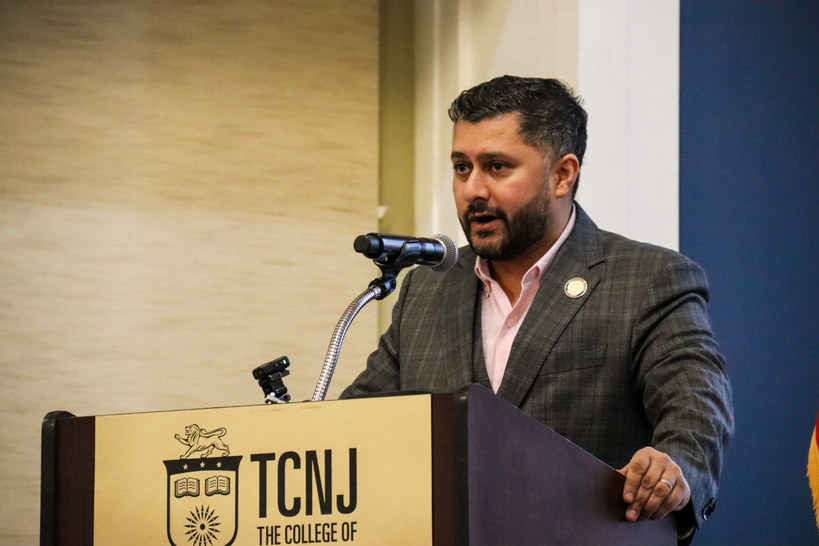 뉴저지 주상원의원 라즈 무케르지(민주당, 32선거구)가 연설하고 있다.