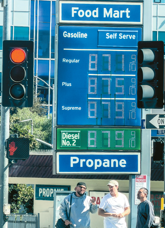 17일 차이나타운 인근의 한 주유소에서 레귤러 개스 가격이 갤런당 8달러70센트를 넘어섰다. 김상진 기자