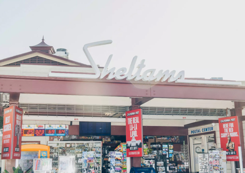 더 그로브 옆 셸탐스 가판대 전경. [제이슨 러크레이/LA타임스]