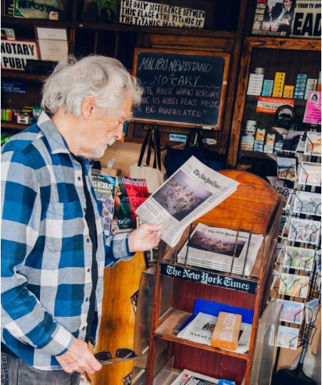 한 고객이 신문을 읽고 있다. [제이슨 러크레이/LA타임스]