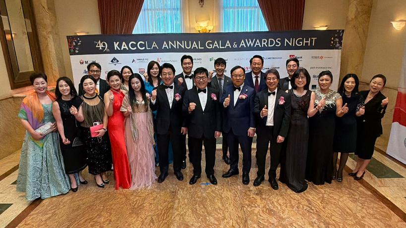  LA 한인상공회의소(한인상의?회장 정상봉)가 18일 할리우드 태글리안 컴플렉스에서 연례 갈라 행사를 열었다. 이날 300 여 명의 한인 상공인들이 모여 성황을 이뤘다. 정상봉 회장(오른쪽에서 일곱번째)이 이사들과 함께 활발한 활동을 다짐했다. 김상진 기자