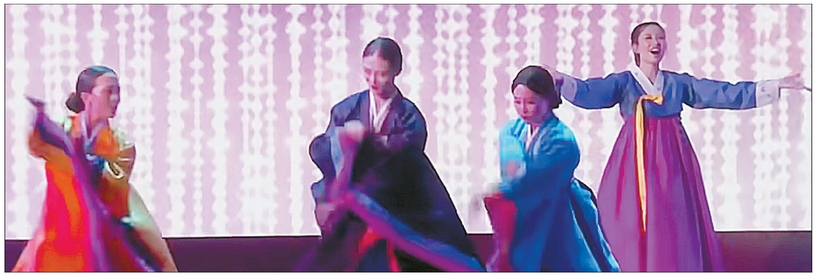 축하공연에서 박 대표의 한복 콘셉트 조언으로 제작된 한복을 입은 무용수 3명과 박 대표가 직접 제작한 한복을 입은 소리꾼(맨 오른쪽)이 창을 하고 있다. [ABC 7 캡처] 