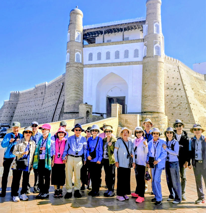 고대 성곽을 배경으로 투어 참가자들이 기념촬영을 하고 있다. [US아주투어 제공]