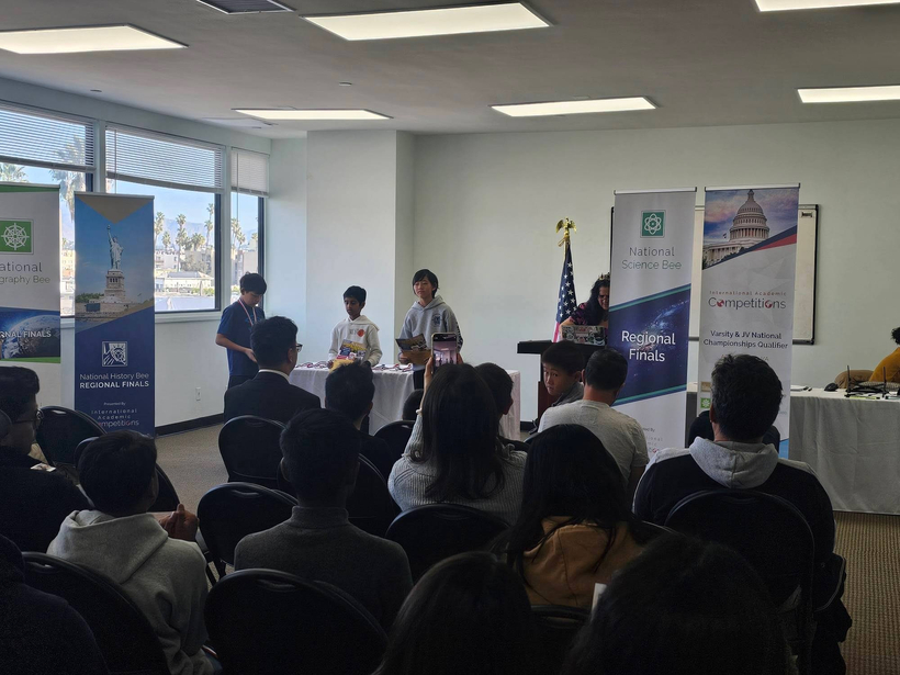 윈저 매스 & 사이언스 아카데미(WMSA) 로고와 수학·과학 경시대회 시상식 모습.