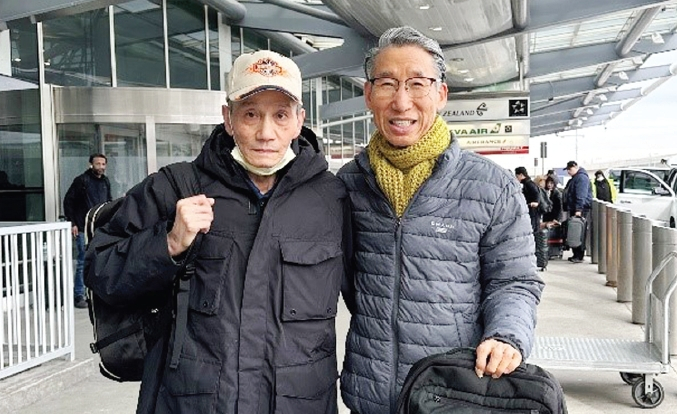 주님의식탁선교회와 21희망재단이 최근 또 한 명의 한인을 고국행 비행기에 태웠다. 40년 불법체류 끝에 귀국을 택한 노병이 JFK 공항에서 출국에 앞서 기념촬영을 하고 있다. 선교회는 여권 갱신 등 행정 절차를 지원했고, 재단은 항공권을 후원하며 귀국을 도왔다.  [주님의식탁선교회]