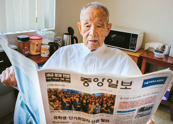 지난 13일 이승원 씨가 새벽에 배달된 중앙일보를 읽고 있다. 신문을 읽는 것은 그의 일상에서 빼놓을 수 없는 일이 됐다. 김상진 기자