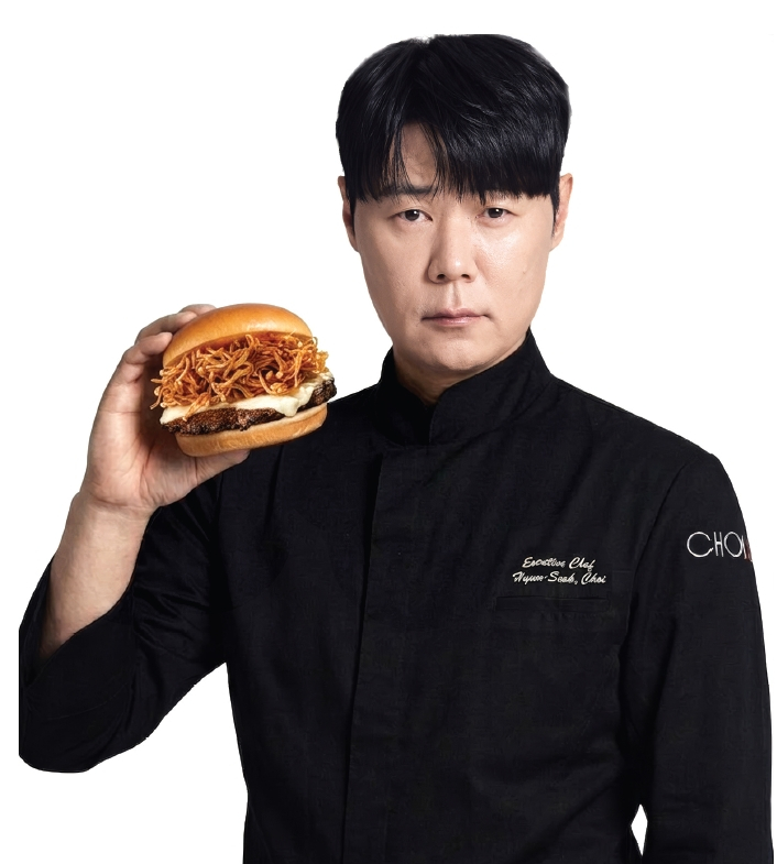 '우마미 버거'를 들고 있는 최현석 셰프.  [사진 애니타임 키친]