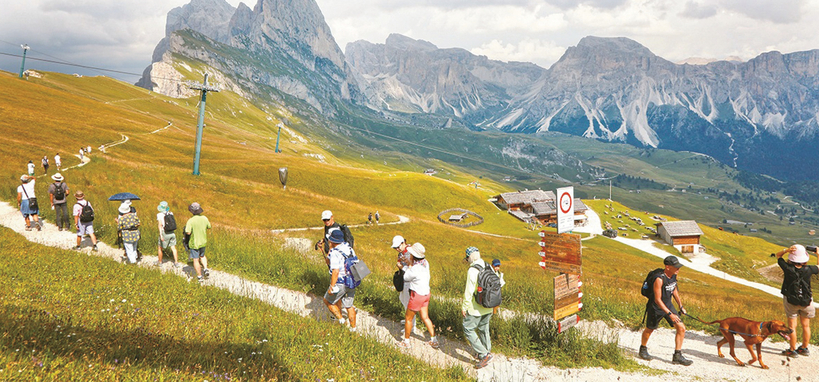 오르티세이에서 케이블카로 올라 세체다 트레킹을 시작하는 여행객들. 절벽과 초원, 야생화가 어우러진 돌로미티의 절경이 펼쳐진다.