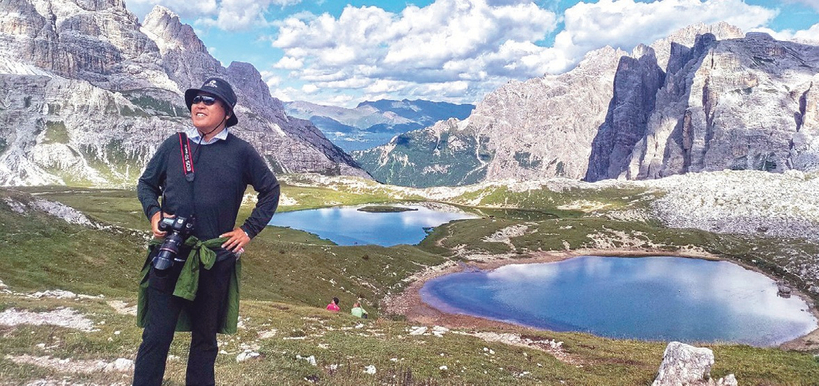 돌로미티 트레킹의 꽃 트레치메 일주 코스에서 피아니 호수를 배경으로 남긴 인증 사진.