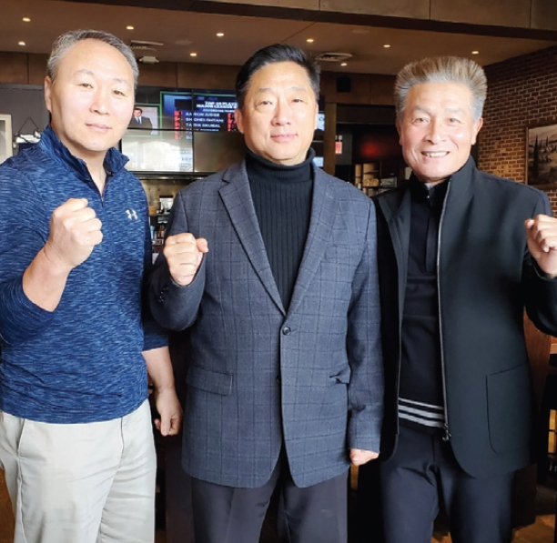 지난 18일 퀸즈 베이사이드 ‘탕’ 식당에서 합동미팅을 개최한 뉴욕한인회와 뉴욕대한체육회, 뉴욕.뉴저지월드컵위원회. 왼쪽부터 김상현 체육회장, 이명석 한인회장, 전창덕 위원장.  [사진 뉴욕한인회]