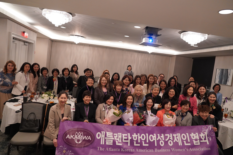 19일 회장 이취임식에 참석한 애틀랜타 여성경제인협회 회원들이 한자리에 모였다.