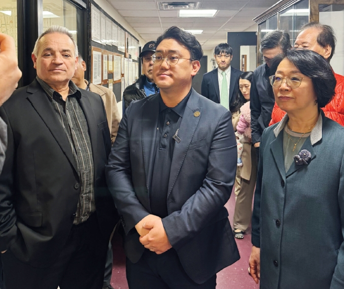 민석준 뉴저지 팰리세이즈파크 시의원(가운데)은 지난 20일 팰팍 서기국에서 팰팍 시장 민주당 경선 후보 등록을 마쳤다.  [사진 민석준 후보 캠페인]