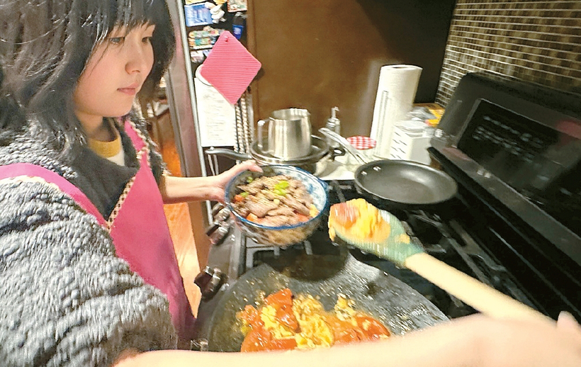 외식비 절약을 위해 소고기 덮밥을 직접 요리하고 있는 한인 대학생. 박낙희 기자